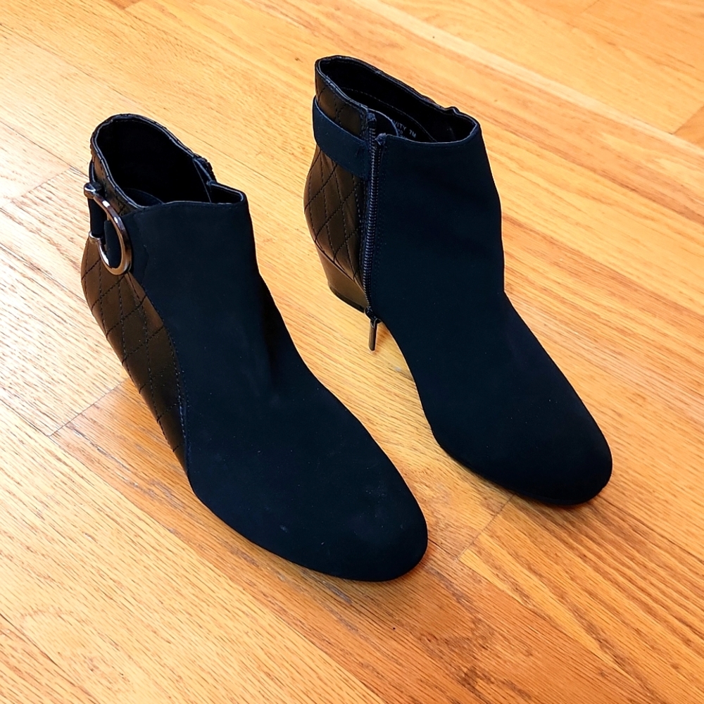 New 7M black booties